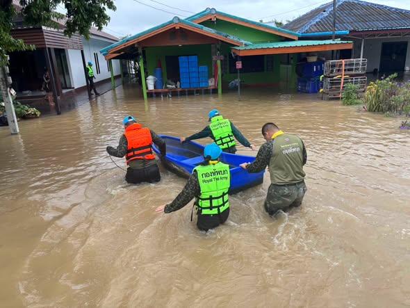 Militäreinheiten unterstützen bei der Hochwasserhilfe in der Provinz Sa Kaeo