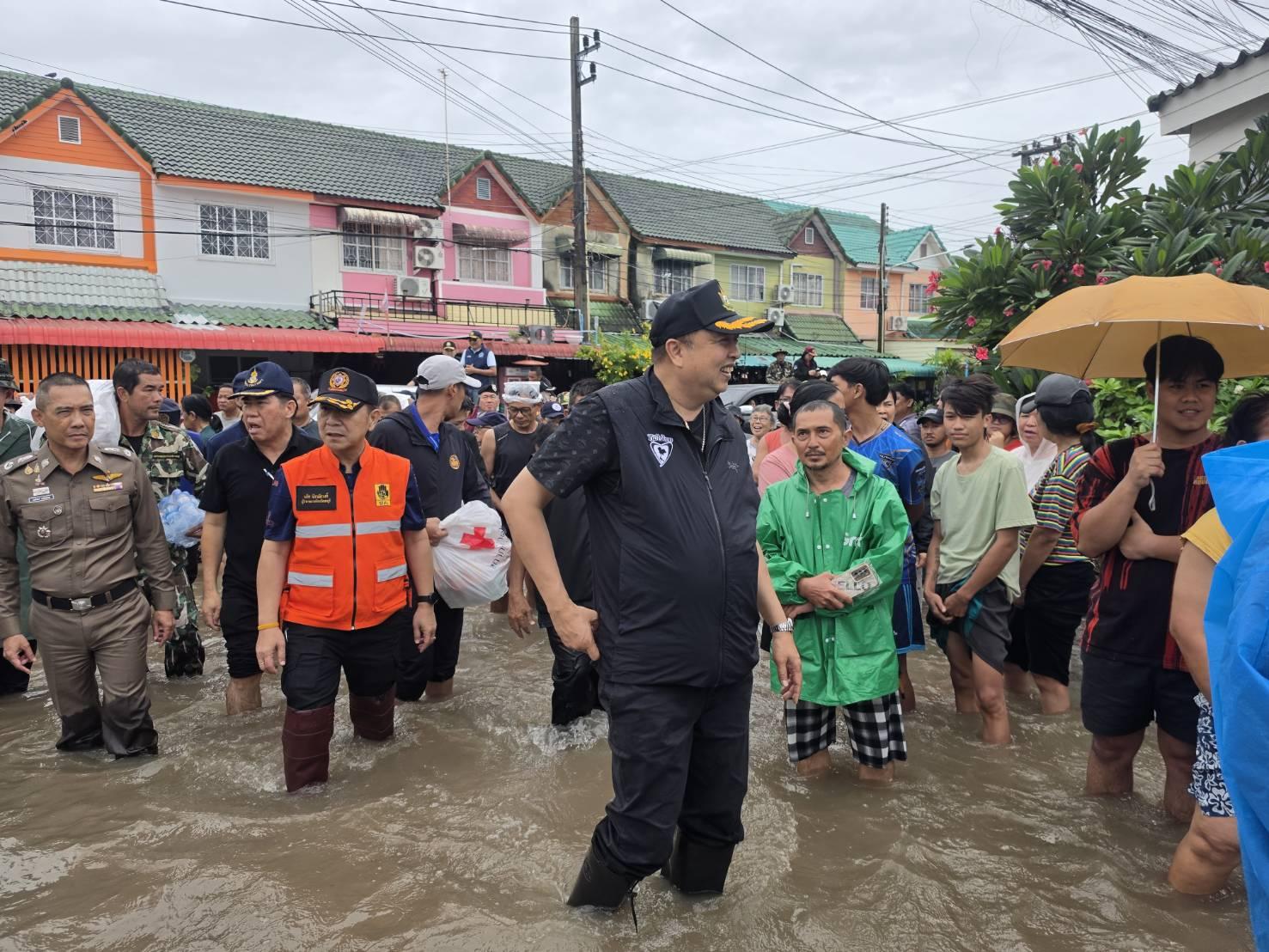 Minister of Natural Resources Oversees Flood Relief Efforts in Chonburi