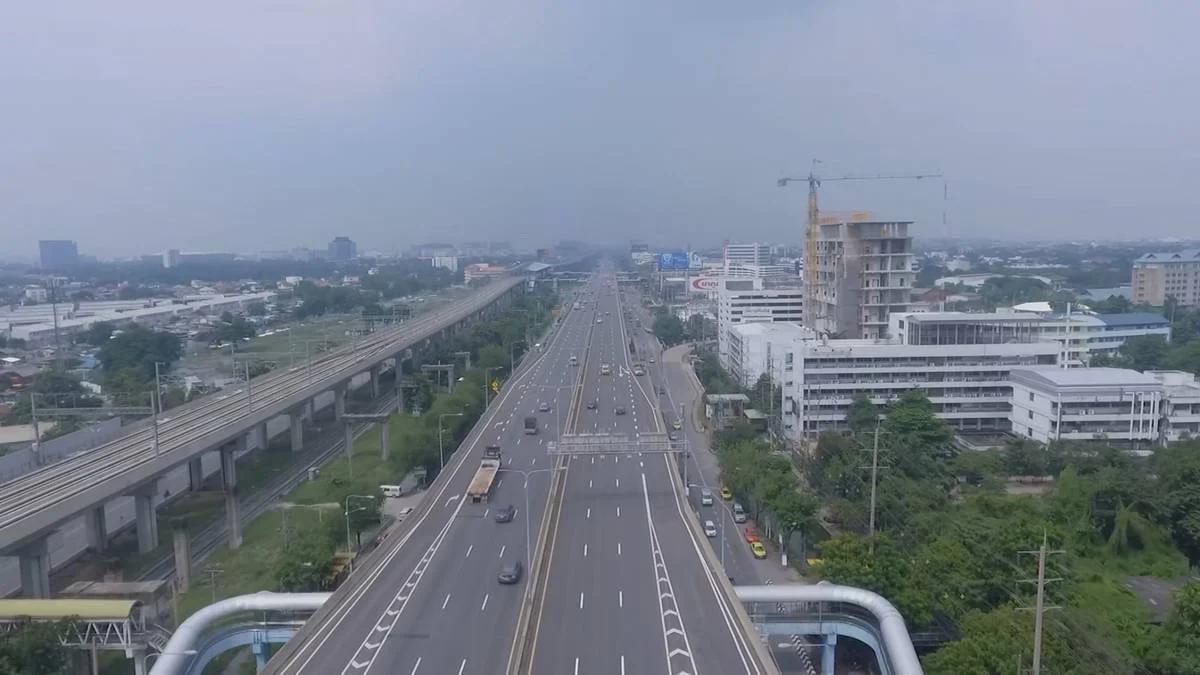 Don Muang Tollway setzt Mautgebühren wegen Überschwemmungen aus