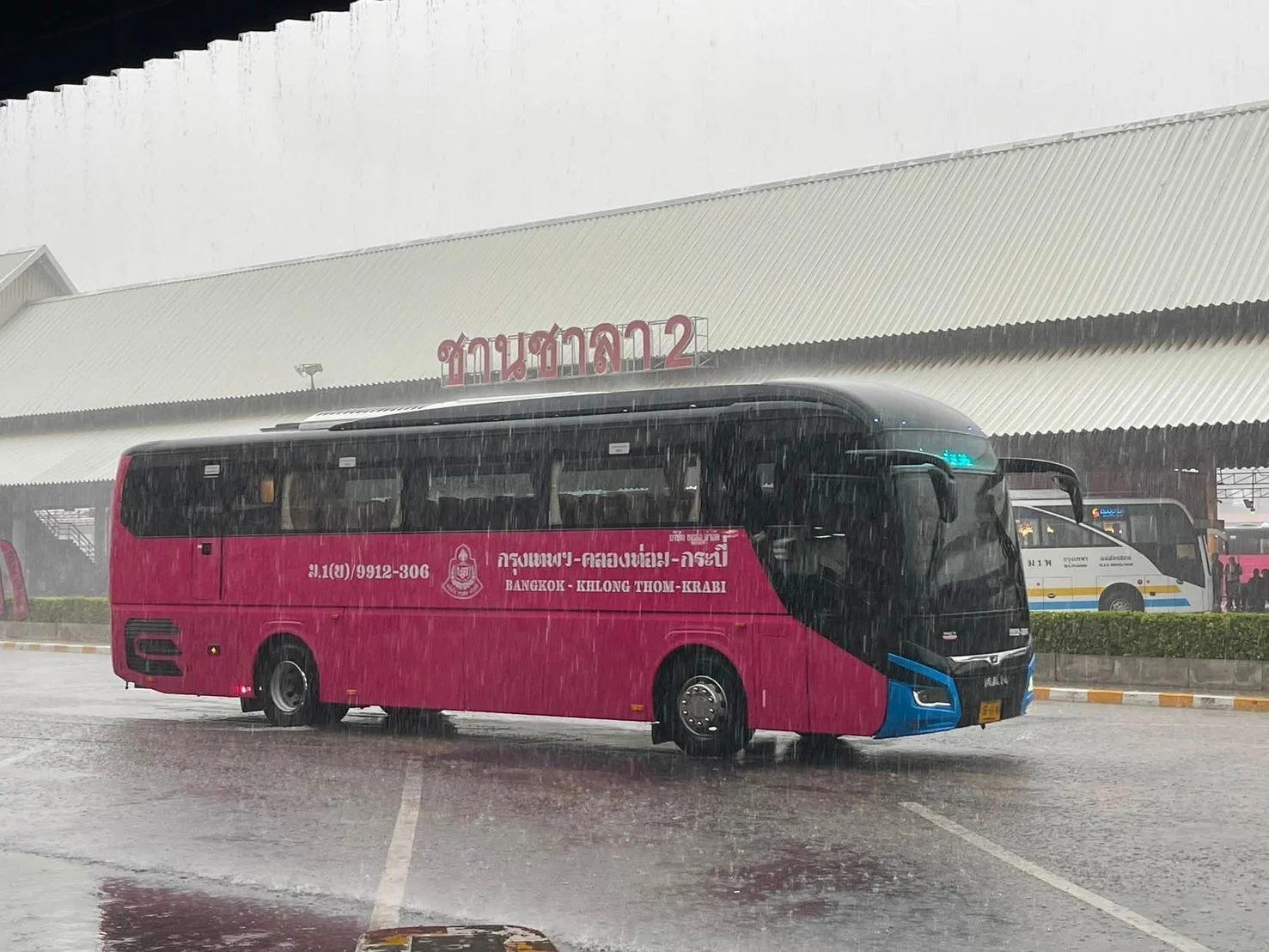 Überschwemmungen unterbrechen Verkehr: Fünf Buslinien im Osten eingestellt