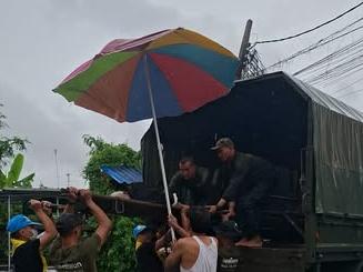 L'esercito thailandese assiste i pazienti allettati durante le inondazioni a Bangkok