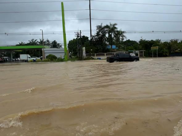 Überschwemmungen unterbrechen den Verkehr auf der Sukhumvit Road in Rayong