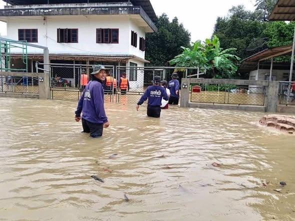 Thailändische Marine zur Unterstützung von Hochwasseropfern in Chanthaburi eingesetzt