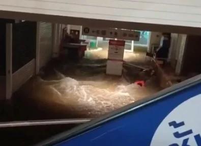 Forti piogge causano inondazioni vicino al centro commerciale Fashion Island