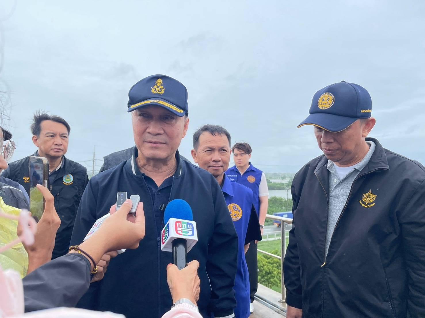 Vice-primeiro-ministro inspeciona esforços de mitigação de inundações em Samut Prakan