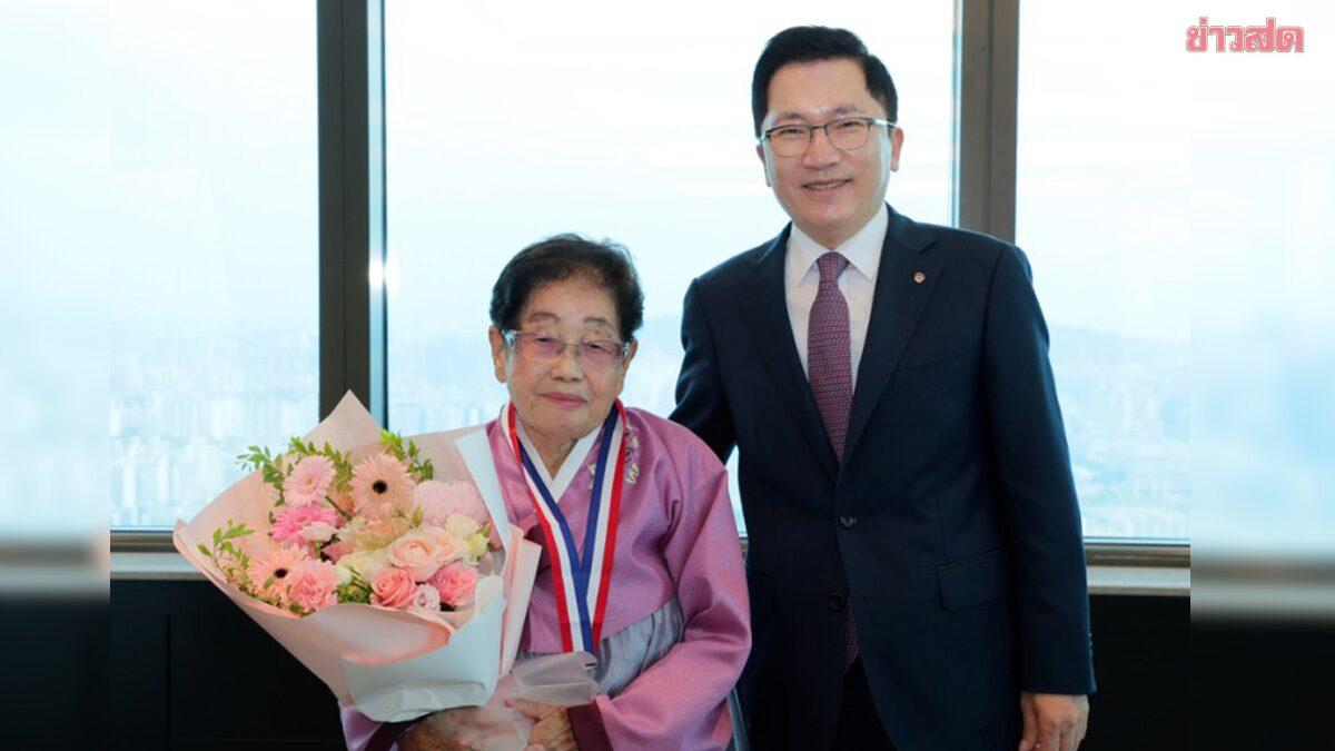 100-jährige südkoreanische Versicherungsvertreterin feiert vier Jahrzehnte Dienstzeit