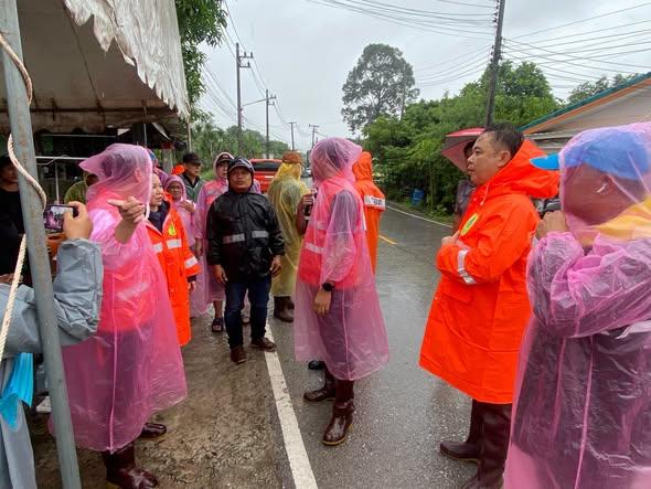 Forti piogge innescano una risposta di emergenza a Pak Chong, Nakhon Ratchasima