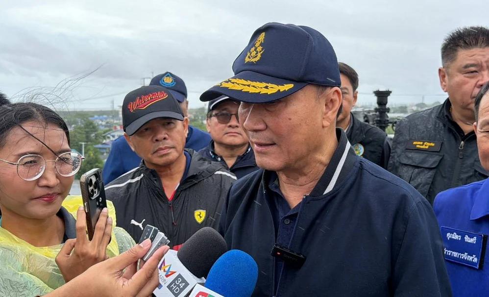 Starke Regenfälle überlasten Entwässerungssysteme in Samut Prakan