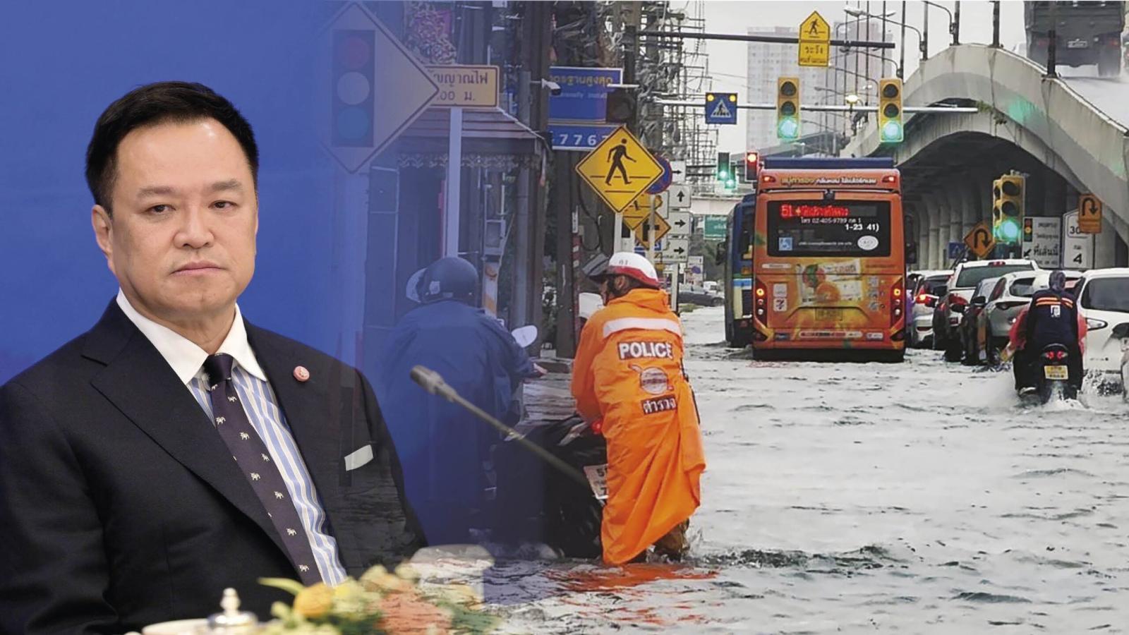 Cresce la pressione politica mentre le inondazioni colpiscono la Thailandia