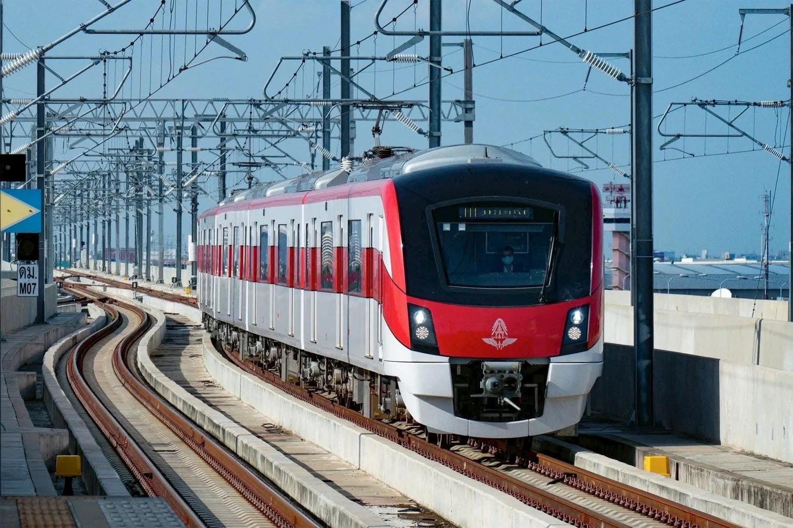 Il treno suburbano della Linea Rossa risolve un guasto all'alimentazione elettrica