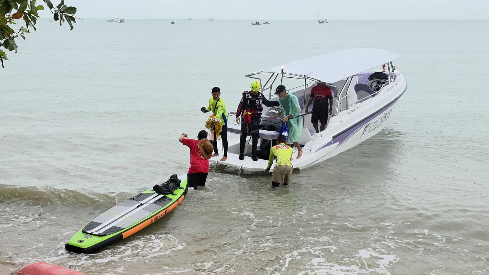 ช่วยชีวิตนักท่องเที่ยวชาวอังกฤษติดเรือยอร์ชกลางทะเลสัตหีบ