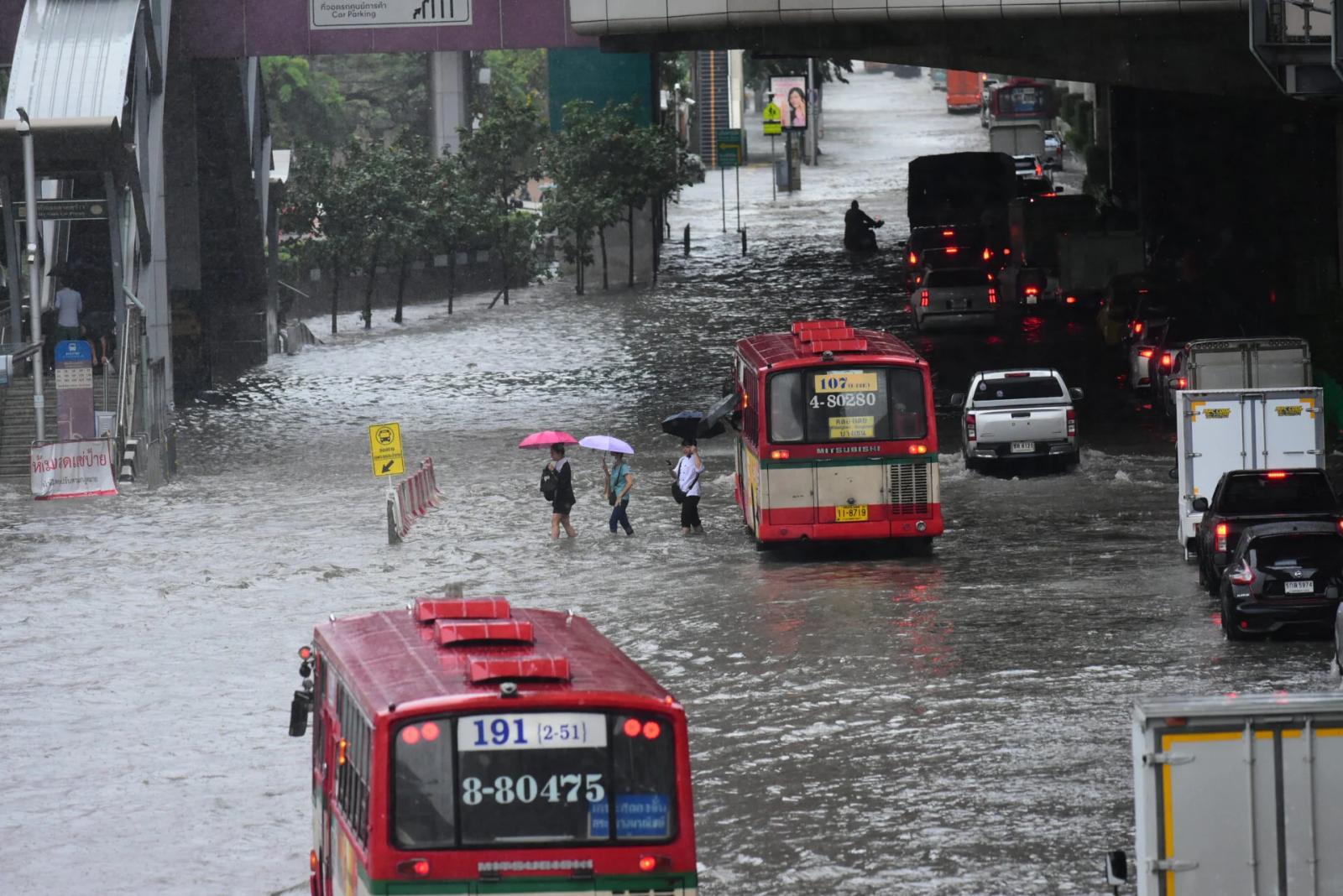 Gravi inondazioni colpiscono 21 province; Bangkok affronta piogge continue