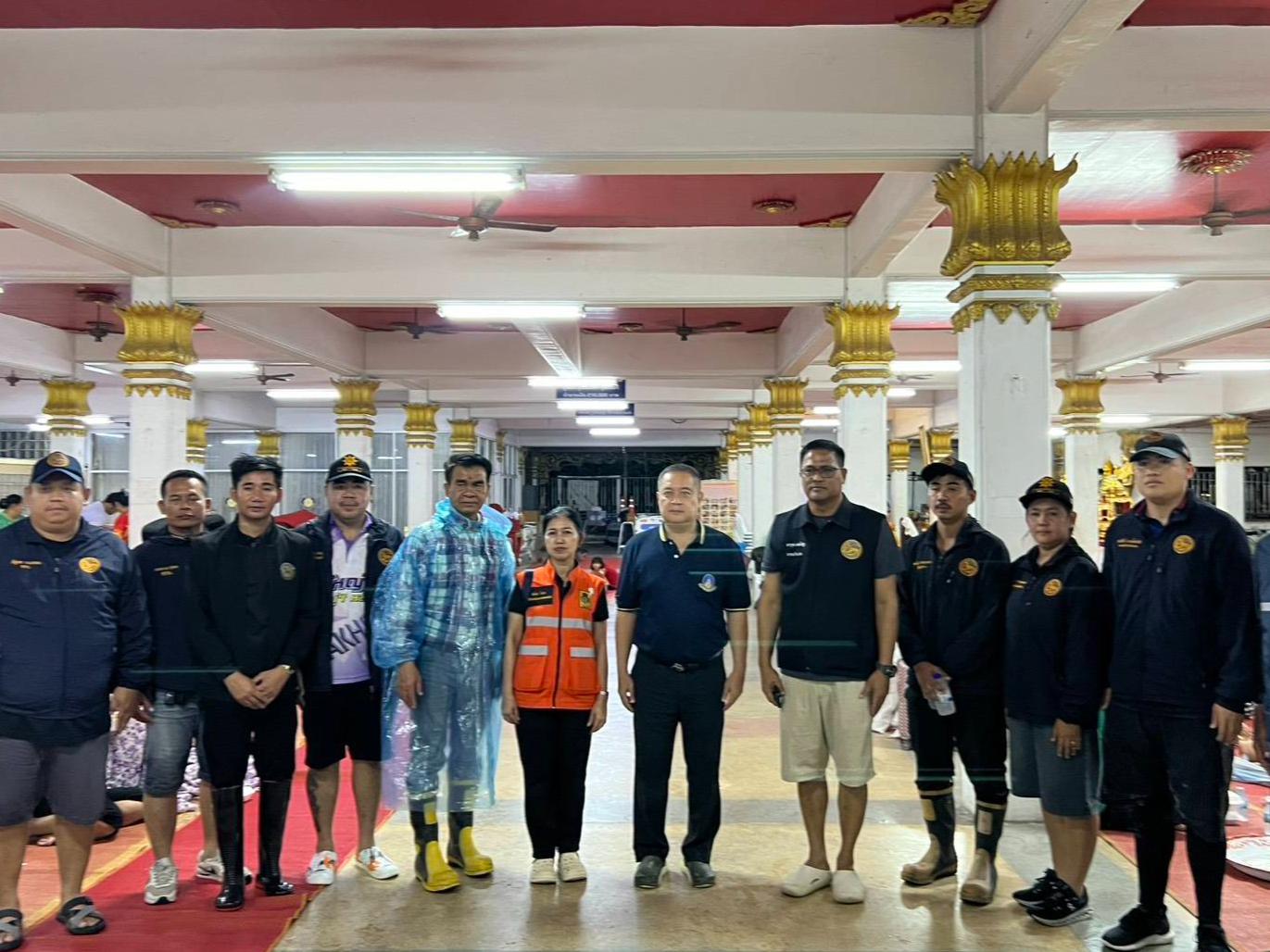 Gouverneur von Pathum Thani besucht Flutopfer in der Notunterkunft Wat Rangsit