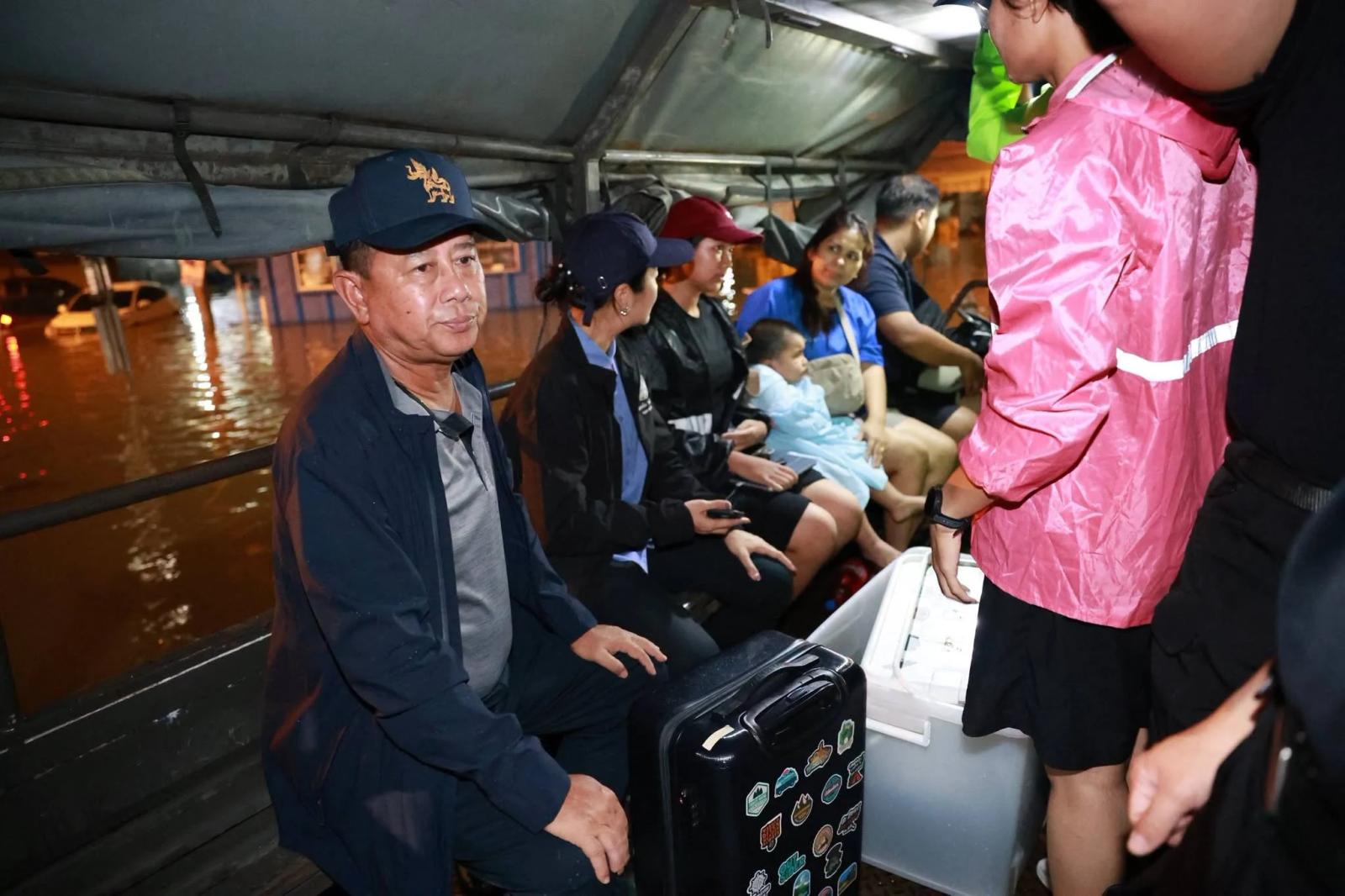 Defense Minister Coordinates Emergency Relief in Lat Krabang