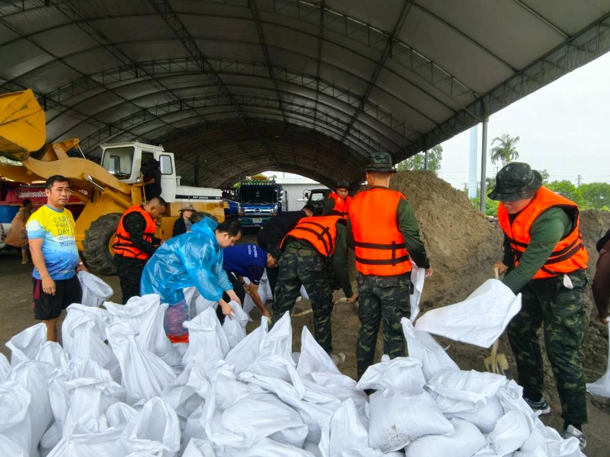 Militär zur Unterstützung bei Hochwasserhilfsmaßnahmen in Sam Khok, Pathum Thani, eingesetzt