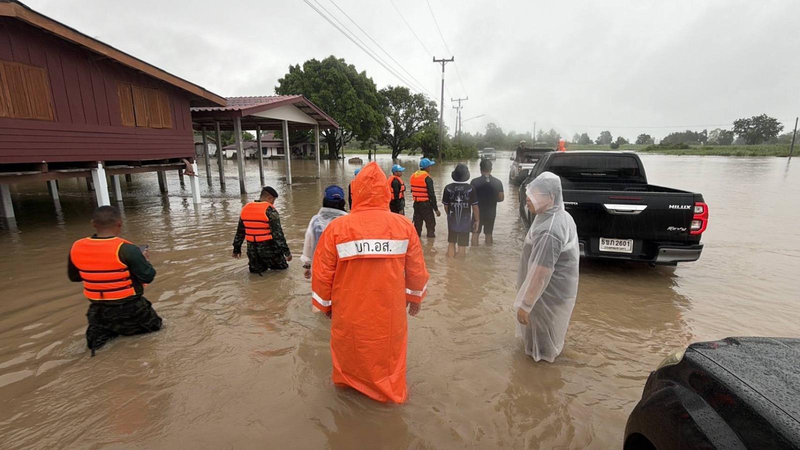 Sturzfluten unterbrechen die Straße Kanchanaburi-Tha Kradan