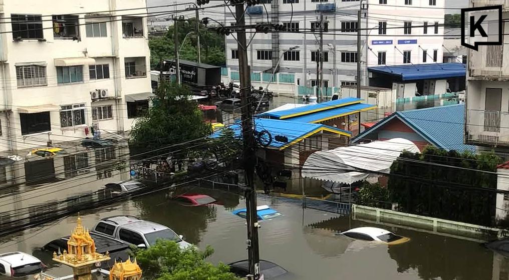 Bewohner der Wohnanlage Rom Klao in Bangkok nach Überschwemmungen ohne Strom und Wasser