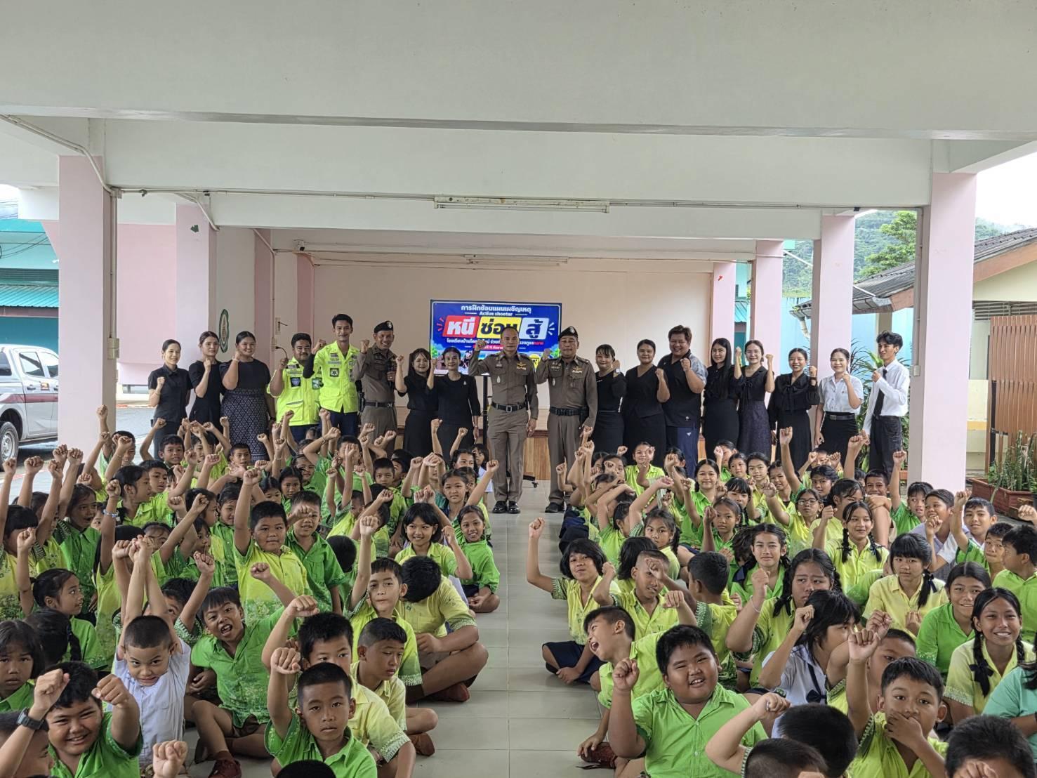 Polícia de Thalang realiza exercício de 'atirador ativo' em escola local