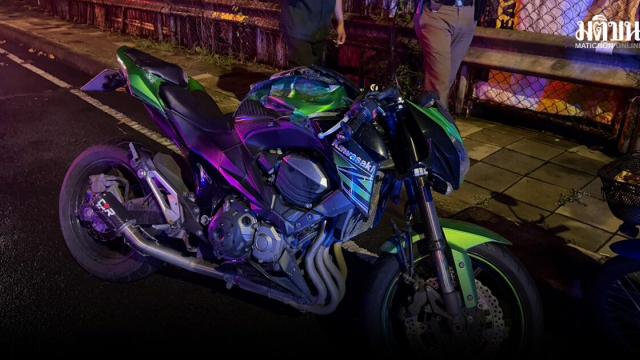 Acidente fatal de motocicleta em ponte sobre canal