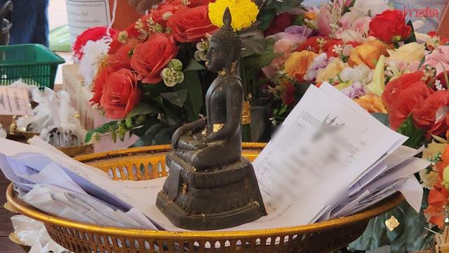 Une professionnelle de la finance accomplit un vœu au Wat Klang Bang Phra