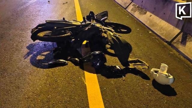 Acidente de trânsito fatal envolvendo motociclista em Pathum Thani