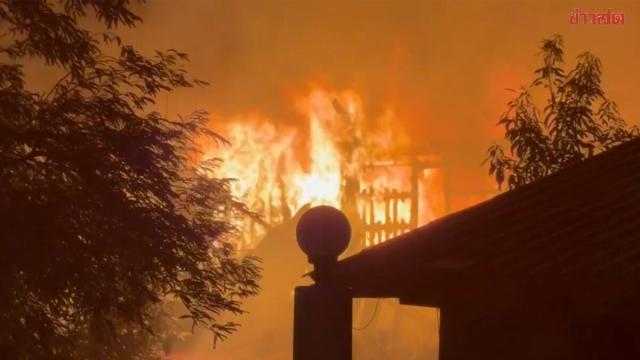 Casa tradicional tailandesa de dois andares destruída por incêndio em Samut Songkhram