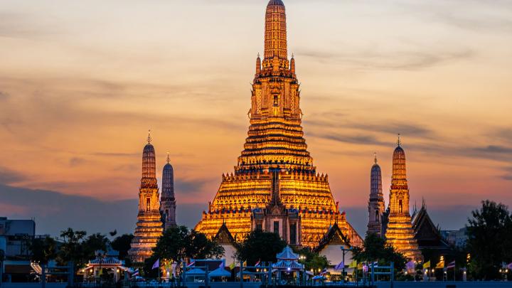 วัดอรุณฯ กรุงเทพฯ: คำสัตย์ปฏิญาณของกษัตริย์ผู้ลี้ภัย และเศษกระเบื้องที่เปล่งประกายยามอาทิตย์อัสดง