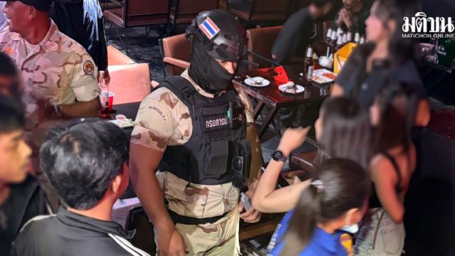 Polícia faz batida em boate popular de Ayutthaya; 20 clientes testam positivo para drogas