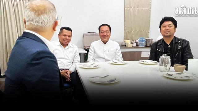 El ministro Tawee visita a Sek Loso durante su gira de conciertos en el sur