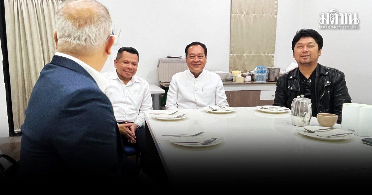 El ministro Tawee visita a Sek Loso durante su gira de conciertos en el sur