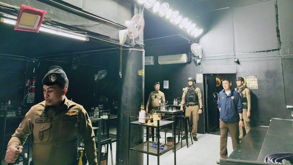 Polícia de Chok Chai realiza inspeções noturnas em estabelecimentos locais