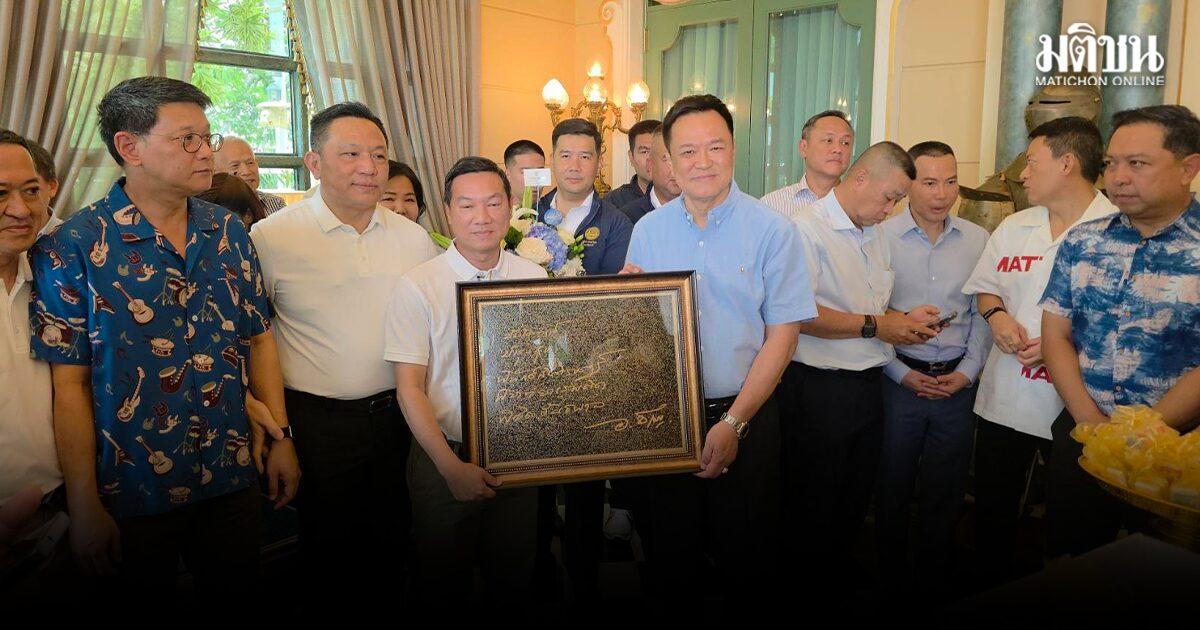 Thailands Premierminister feiert seinen 60. Geburtstag