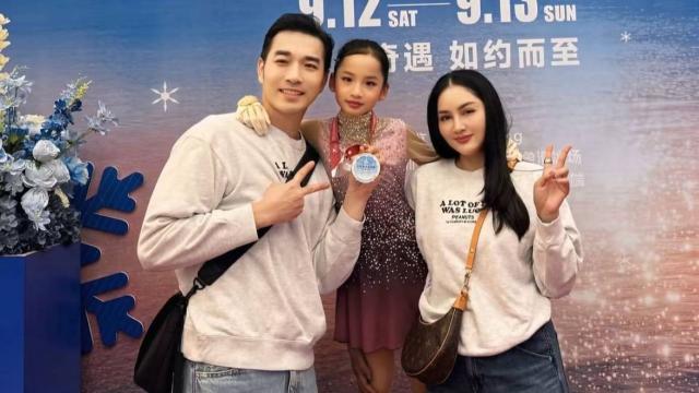 Junge thailändische Eiskunstläuferin Meda Loysusak gewinnt Silber in Shenzhen