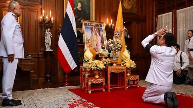 Le Roi et la Reine offrent des fleurs à Anutin pour son 60e anniversaire