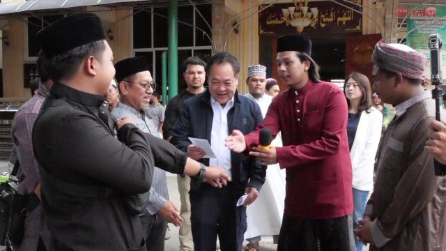 El líder del Partido Prachachat discute legislación de protección para repartidores en un evento en Bangkok