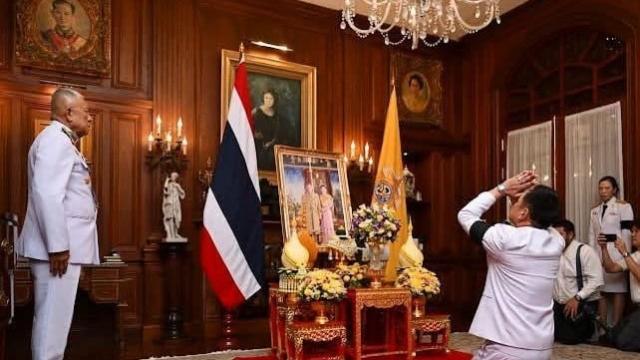 Le Roi et la Reine offrent des fleurs au Premier ministre Anutin pour son anniversaire