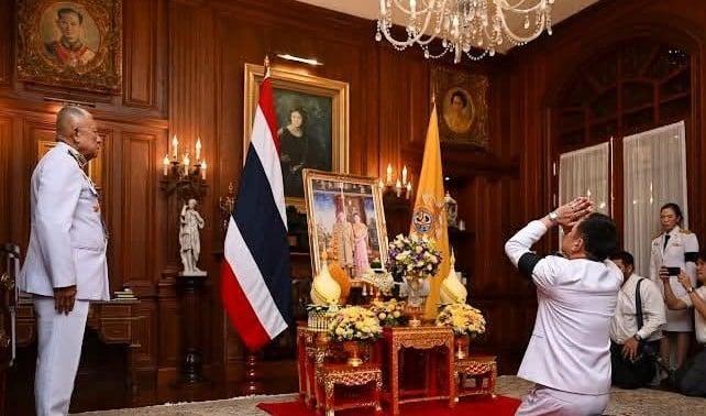 Le Roi et la Reine offrent des fleurs au Premier ministre Anutin pour son anniversaire