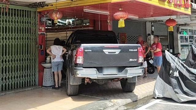 Pickup Truck Crashes into Phitsanulok Gold Shop After Gear Error