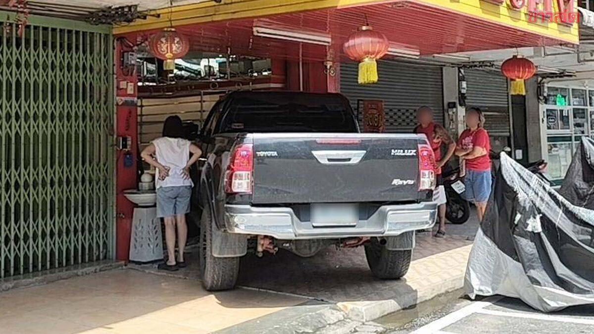 Pickup Truck Crashes into Phitsanulok Gold Shop After Gear Error