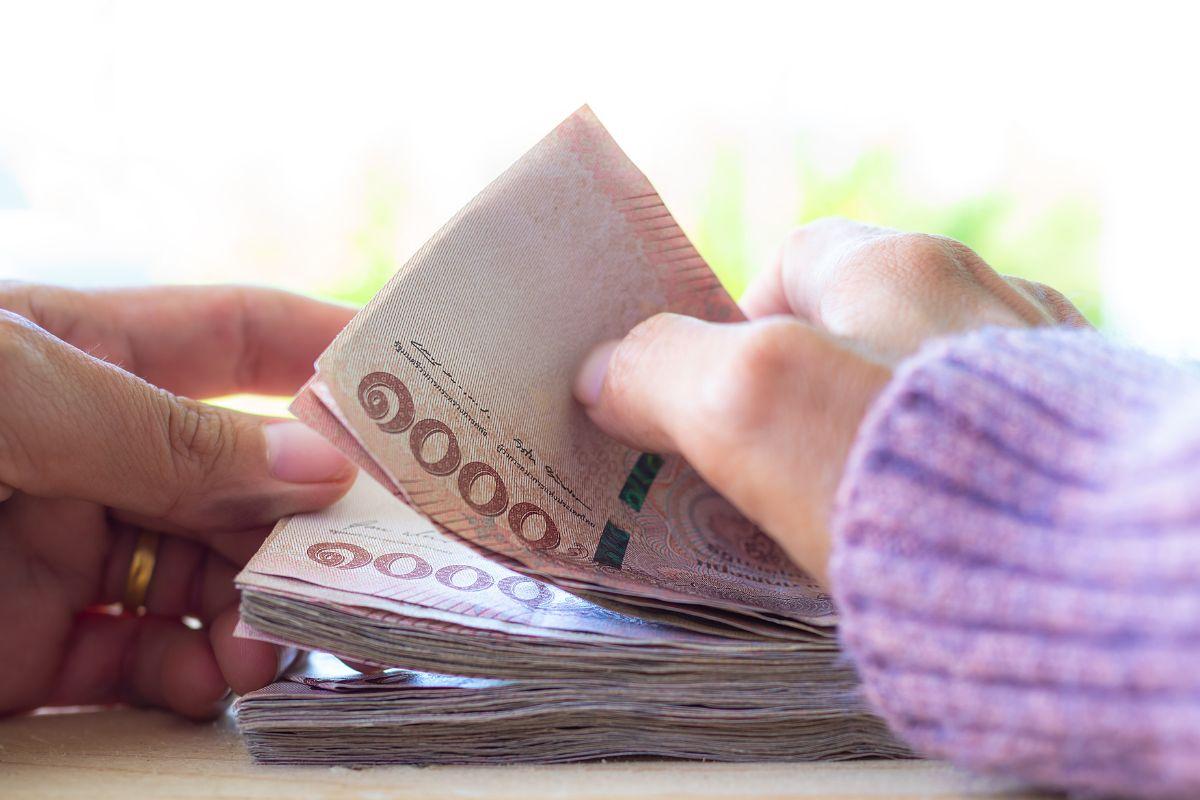 Le baht thaïlandais devrait s'échanger entre 32,80 et 33,40 face au dollar