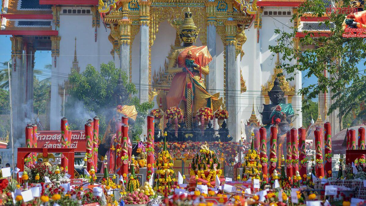 Explorando a história de 300 anos do Wat Chulamani em Amphawa