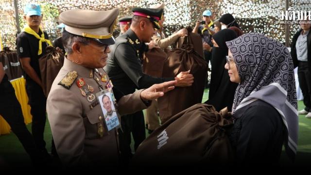 Conselheiro Privado entrega suprimentos de socorro real a residentes afetados por conflitos em Narathiwat e Pattani