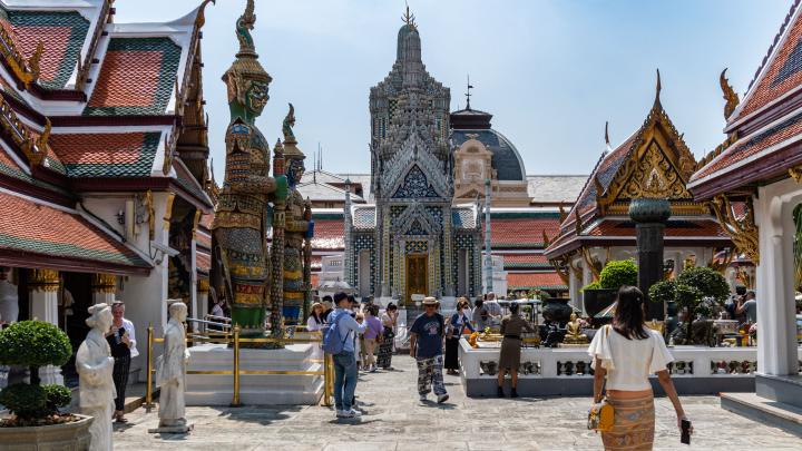 การเยี่ยมชมวัดในไทยอย่างให้เกียรติ: คู่มือปฏิบัติสำหรับนักท่องเที่ยวครั้งแรก