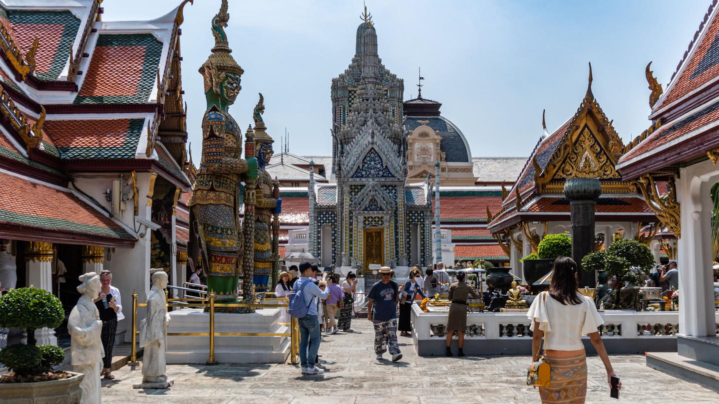 การเยี่ยมชมวัดในไทยอย่างให้เกียรติ: คู่มือปฏิบัติสำหรับนักท่องเที่ยวครั้งแรก