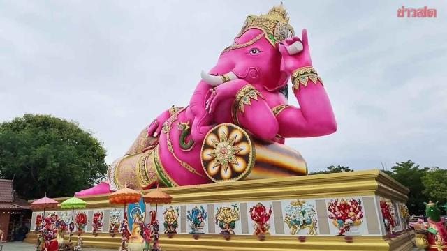 Un couple distribue neuf camionnettes de fruits après une offrande votive à Chachoengsao