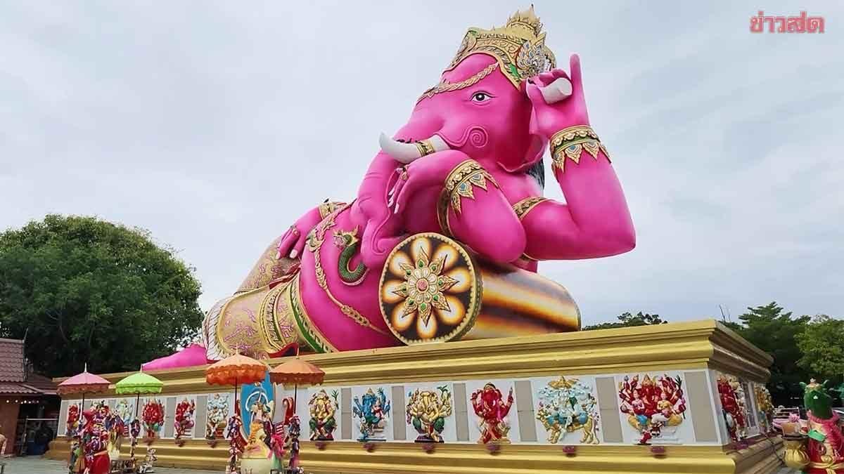 Un couple distribue neuf camionnettes de fruits après une offrande votive à Chachoengsao