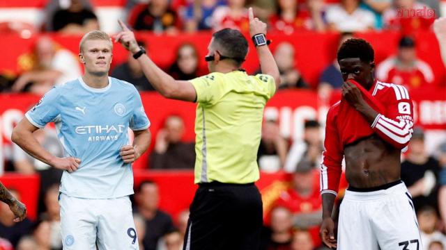 Arbitri VAR esclusi dalle partite del weekend dopo un gol controverso nel derby di Manchester