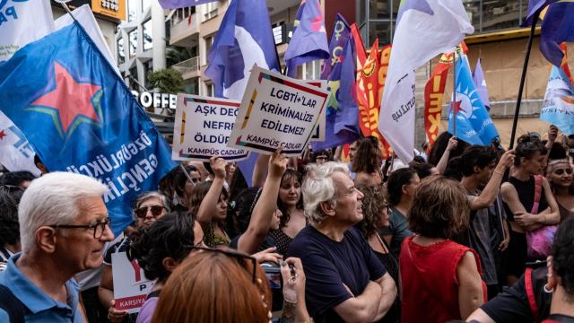 Protestos eclodem em Izmir contra repressão à comunidade LGBTQ na Turquia