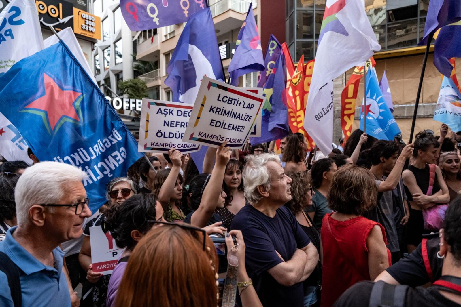 Protestos eclodem em Izmir contra repressão à comunidade LGBTQ na Turquia