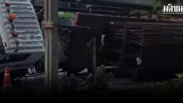 18-Wheeler Truck Overturns on Din Daeng Road, Causing Traffic Disruptions